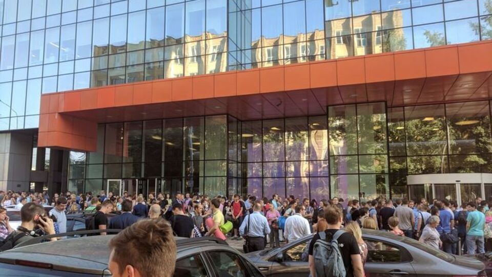 У ТЦ "Водный" розташовані понад 100 магазинів, 15 кафе, гіпермаркет, кінотеатр