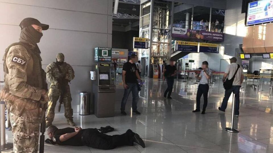 Задержанным сообщили о подозрении в получении взятки