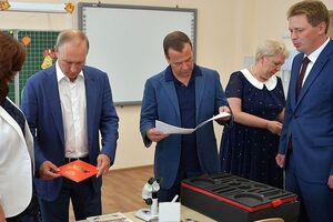 Путин и Медведев посетили в Севастополе новую школу "Образовательный центр "Бухта Казачья"
