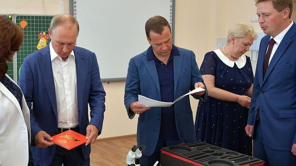 Путін і Медведєв відвідали в Севастополі нову школу "Освітній центр "Бухта Козача"