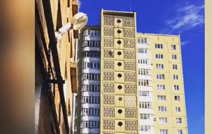 Екстремал скористався "зручним" фасадом будинку