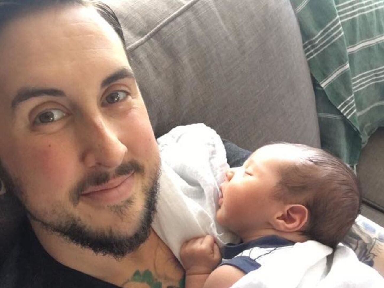 Фото новонародженого опублікували у Facebook