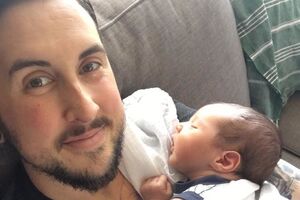 Фото новонародженого опублікували у Facebook