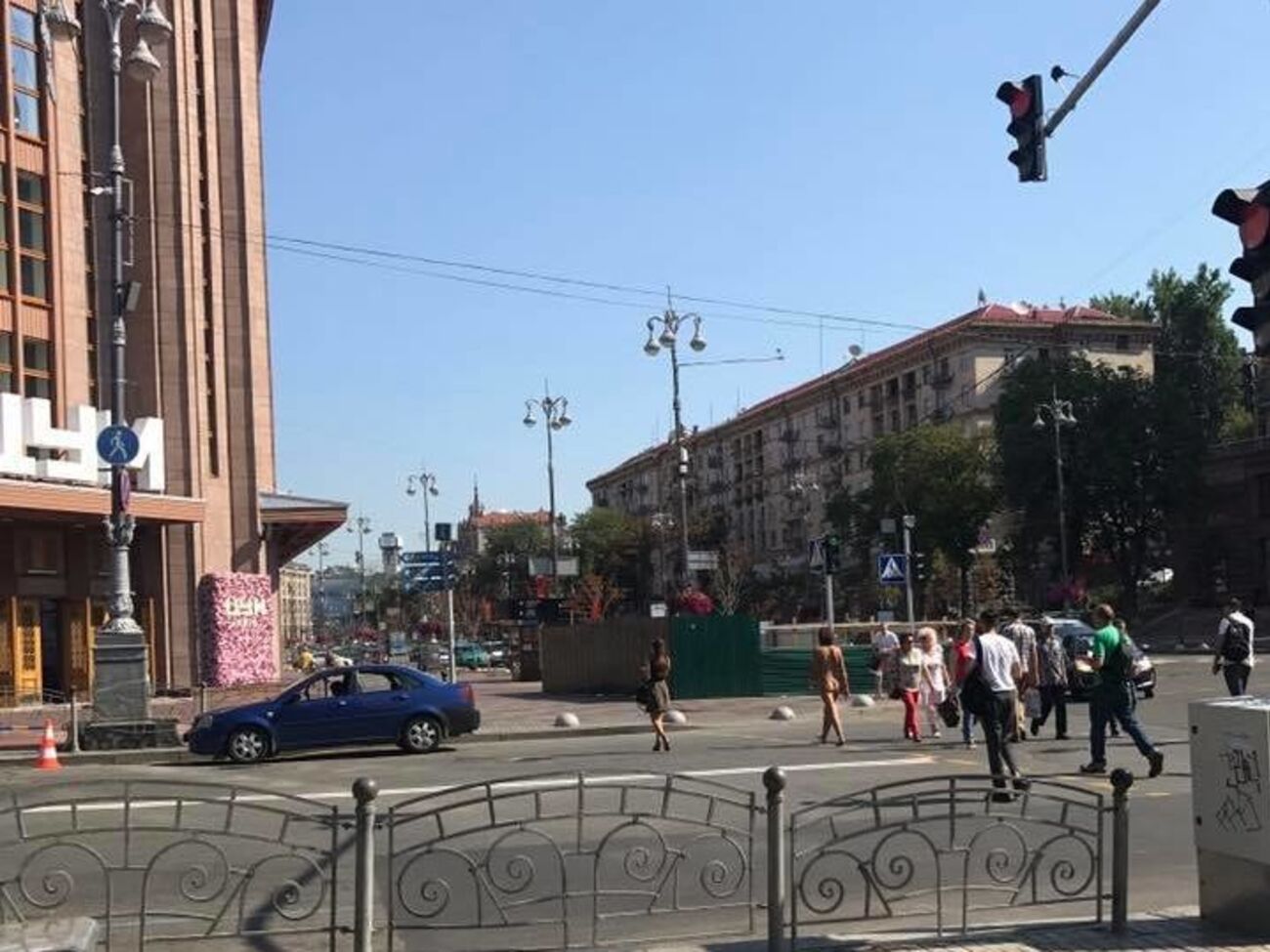 Дівчина без одягу пройшлася Хрещатиком біля Цуму в Києві
