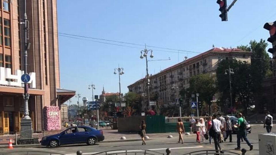 Дівчина без одягу пройшлася Хрещатиком біля Цуму в Києві