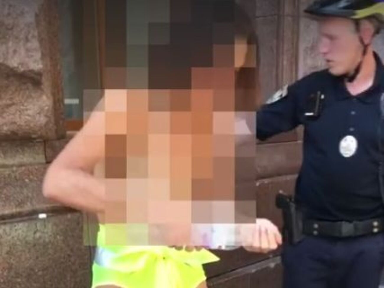 Патрульні напоїли жінку водою