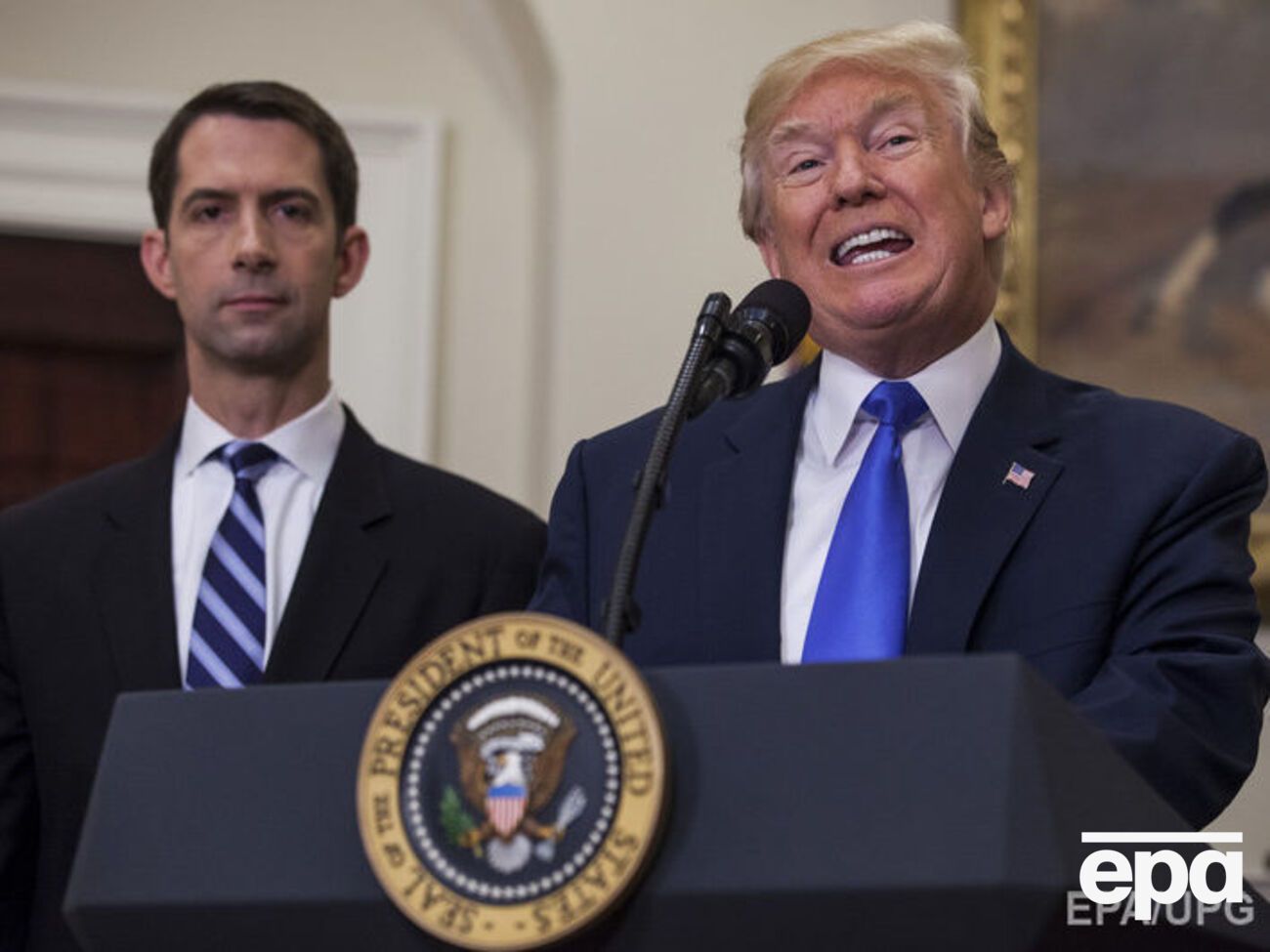 Помимо Трампа, в подготовке законопроекта принимали участие сенаторы-республиканцы Дэвид Пердью и Том Коттон (слева)