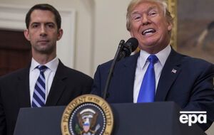 Окрім Трампа, у підготовці законопроекту брали участь сенатори-республіканці Девід Пердью і Том Коттон (ліворуч)