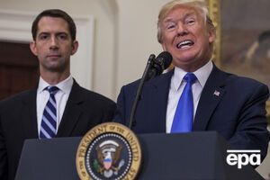 Помимо Трампа, в подготовке законопроекта принимали участие сенаторы-республиканцы Дэвид Пердью и Том Коттон (слева)