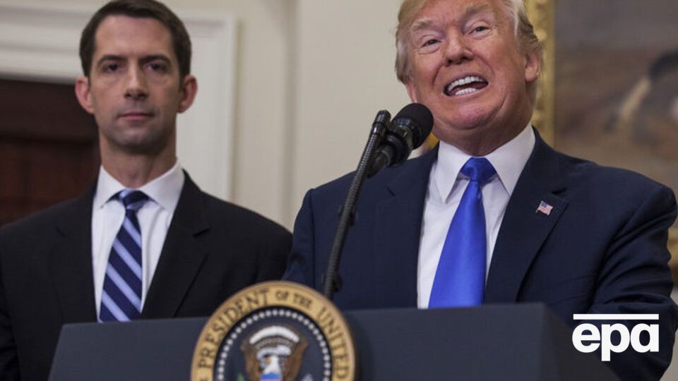 Помимо Трампа, в подготовке законопроекта принимали участие сенаторы-республиканцы Дэвид Пердью и Том Коттон (слева)
