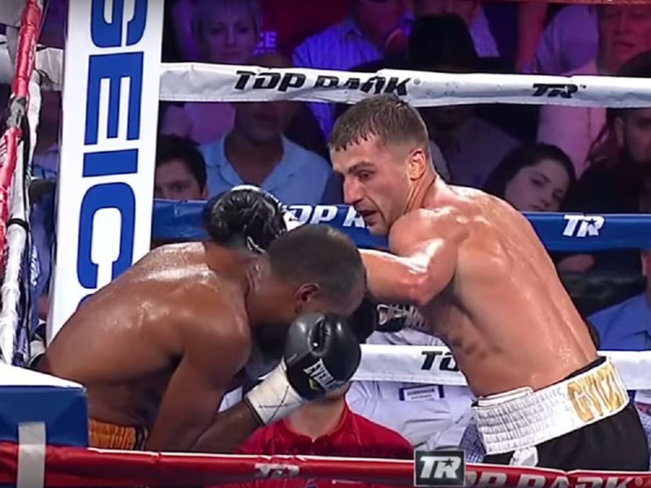 Побиття Гвоздиком суперника рефері зупинив