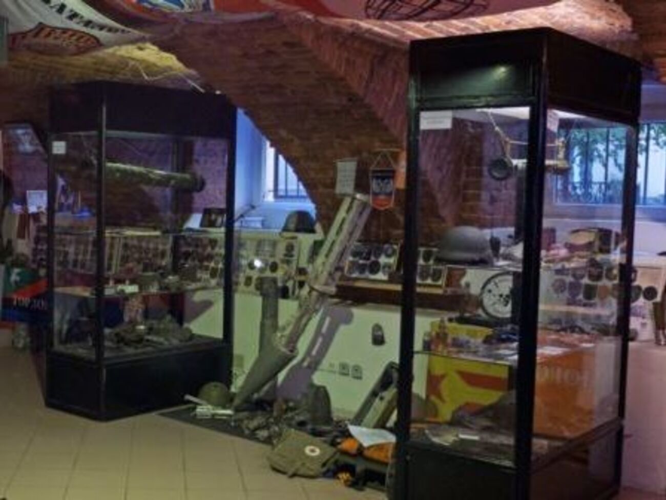 Музей расположен в темном подвале