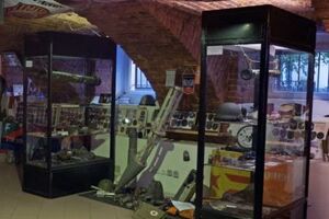 Музей расположен в темном подвале