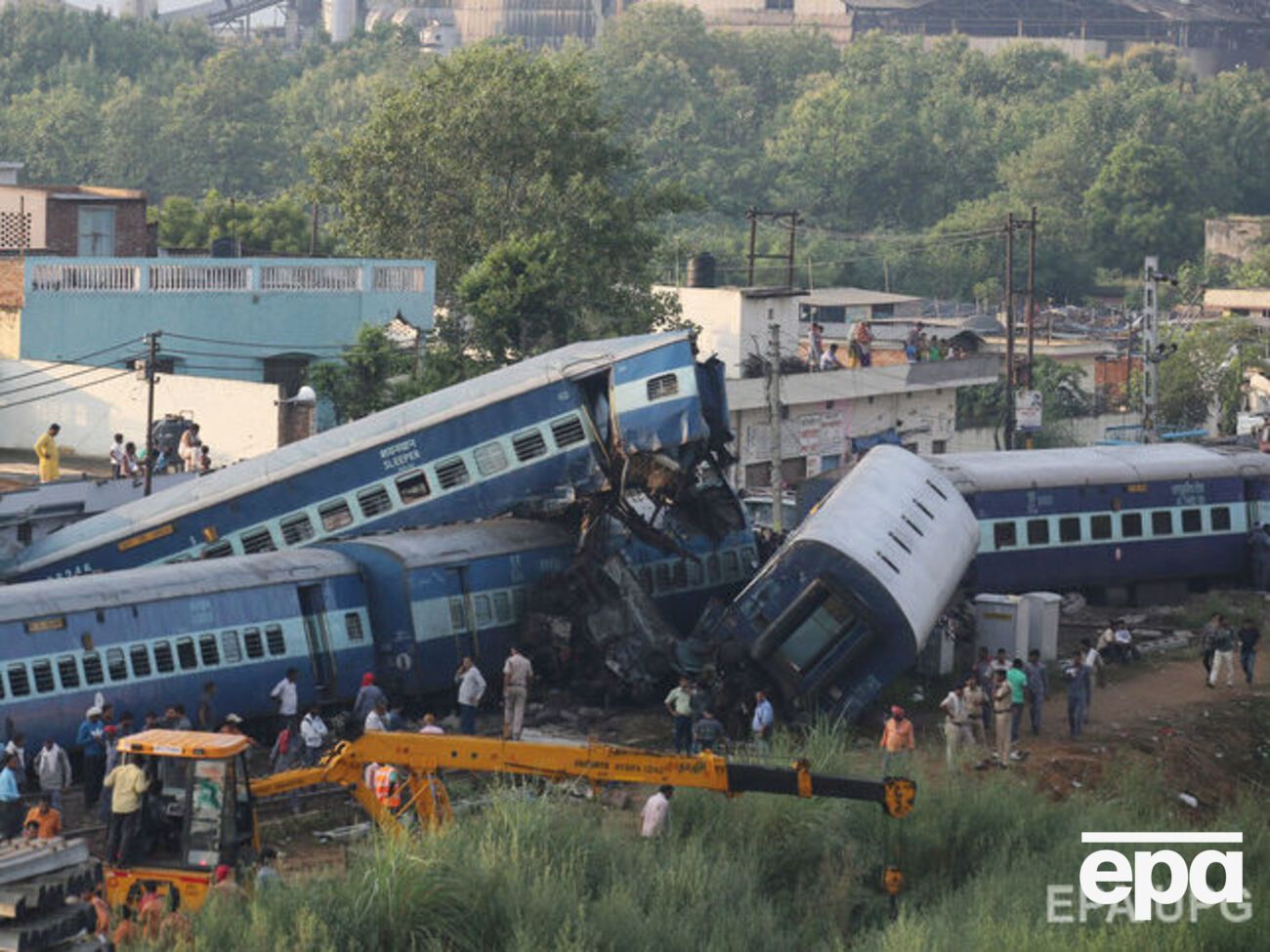 В результате крушения поезда в Индии погибло по меньшей мере 23 человека