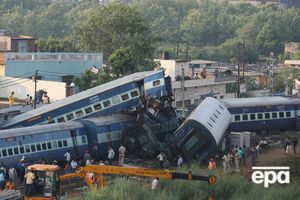 В результате крушения поезда в Индии погибло по меньшей мере 23 человека