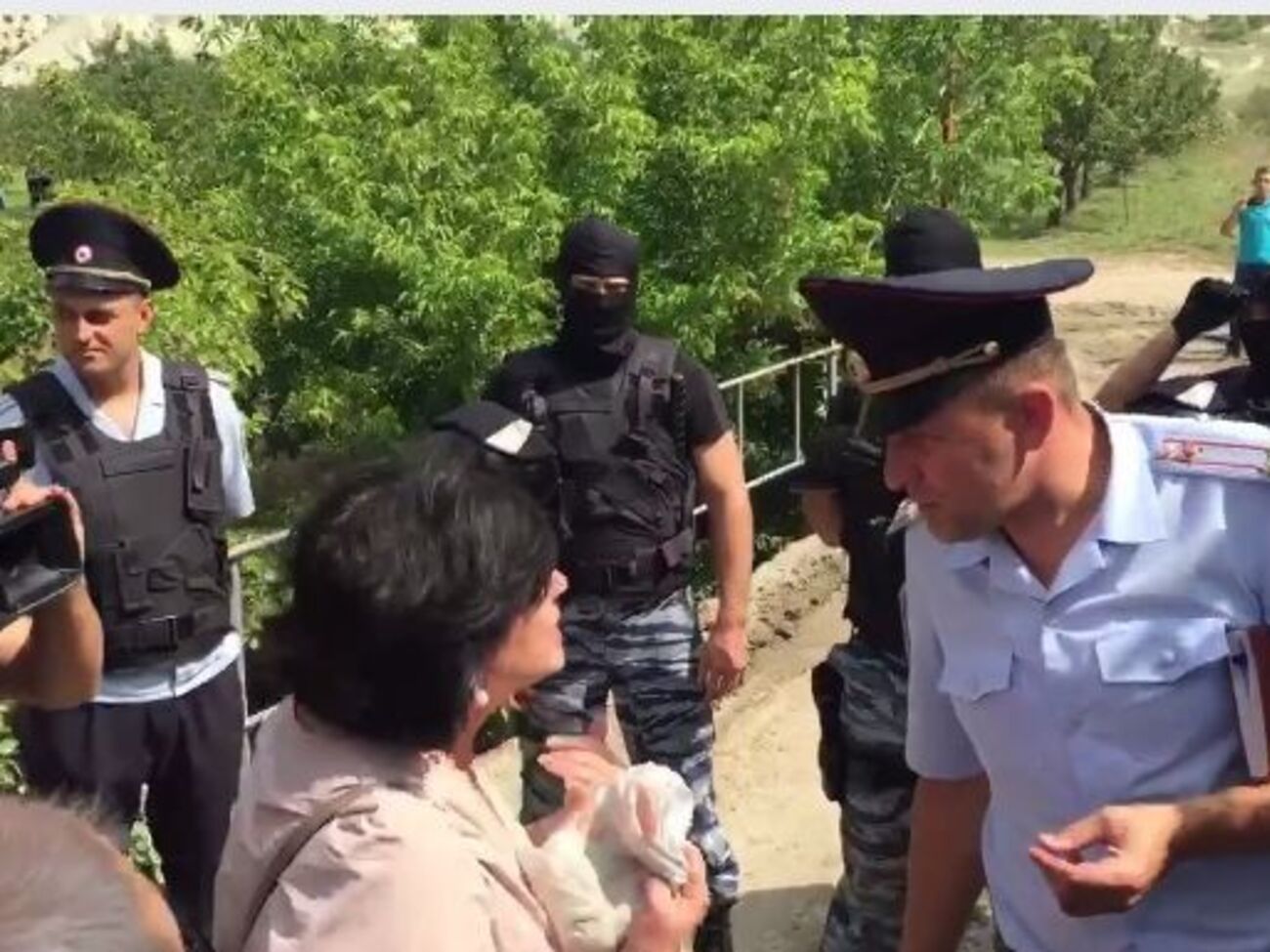 Поліцейські перекрили доступ на територію бази відпочинку кримським татарам