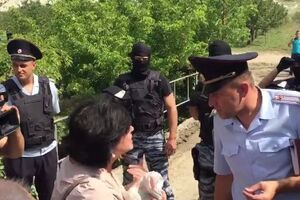 Поліцейські перекрили доступ на територію бази відпочинку кримським татарам