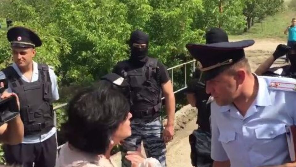 Поліцейські перекрили доступ на територію бази відпочинку кримським татарам