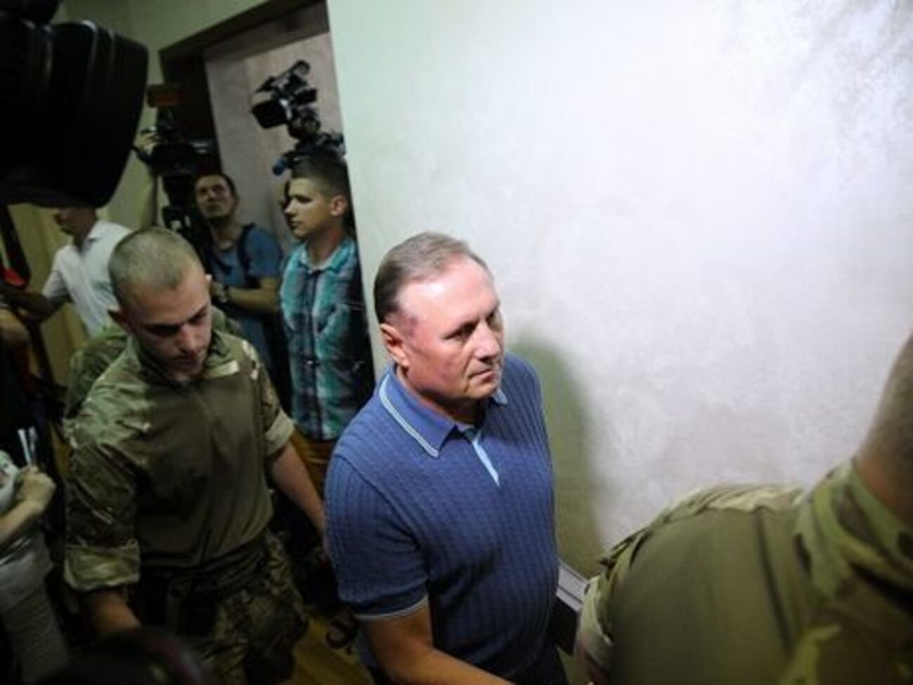 Очередное судебное заседание по делу экс-главы фракции Партии регионов Александра Ефремова (на фото – в центре) назначили на 28 августа. На заседании должен дать показания основной свидетель обвинения Николай Цукур