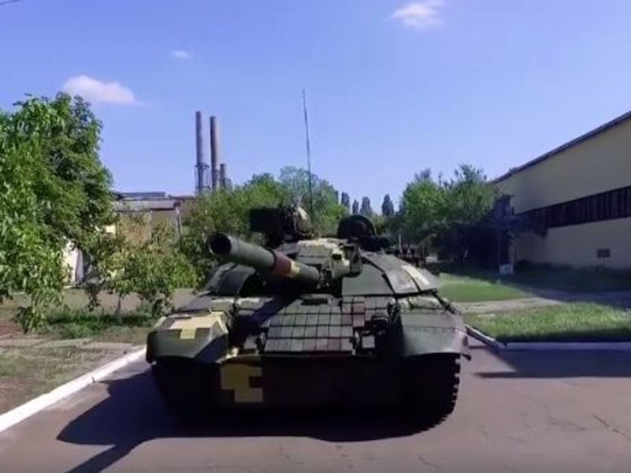 Порошенко: Боевой танк Т-72А стал еще более защищенным и эффективным