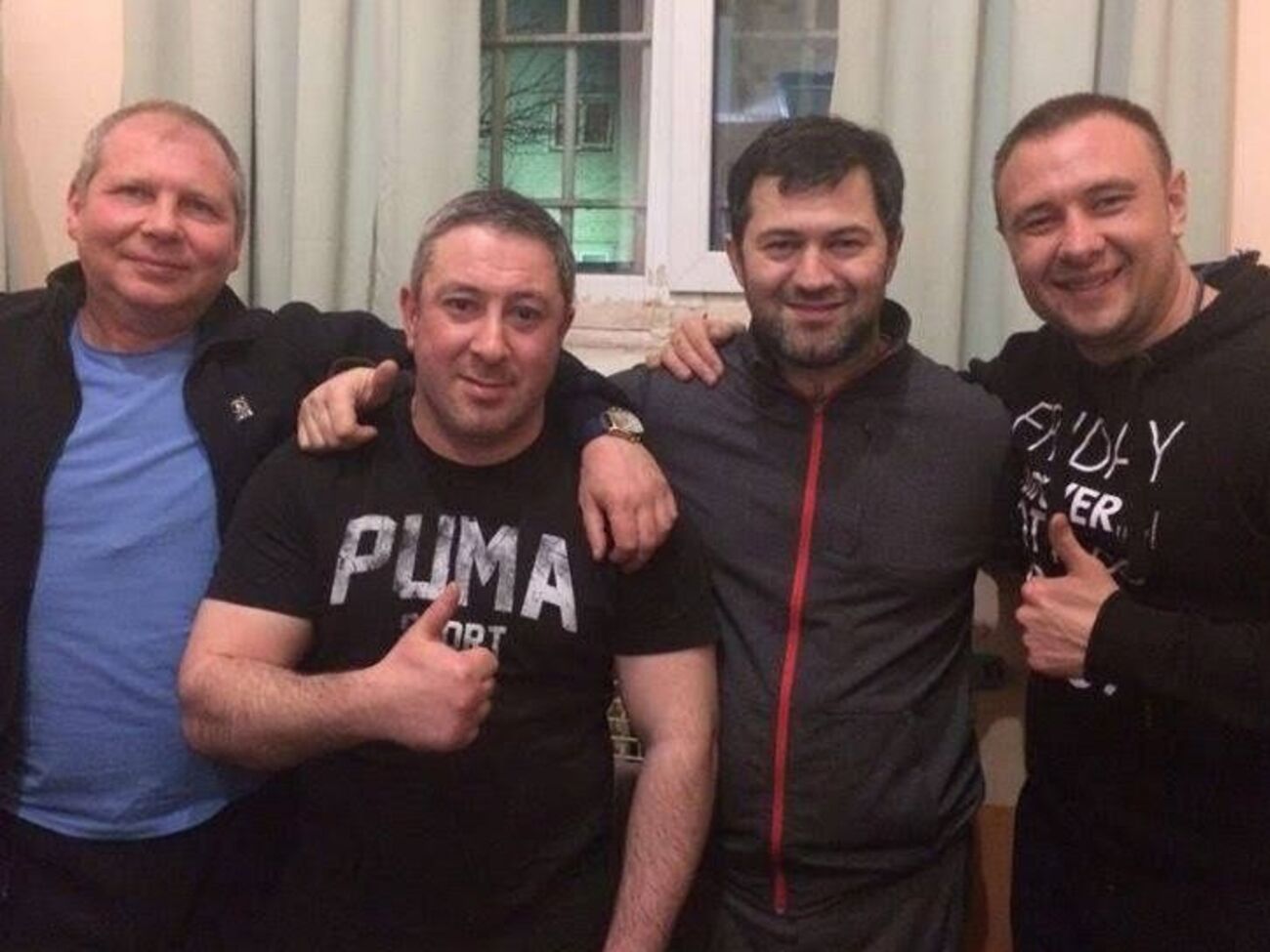 Весной 2017-го в сети появилось фото Романа Насирова (второй справа) в Лукьяновском СИЗО. По информации Старенького, на снимке рядом с Насировым криминальные авторитеты Львовский, Алик Хусанулин и Буба