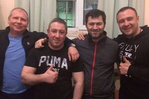 Весной 2017-го в сети появилось фото Романа Насирова (второй справа) в Лукьяновском СИЗО. По информации Старенького, на снимке рядом с Насировым криминальные авторитеты Львовский, Алик Хусанулин и Буба