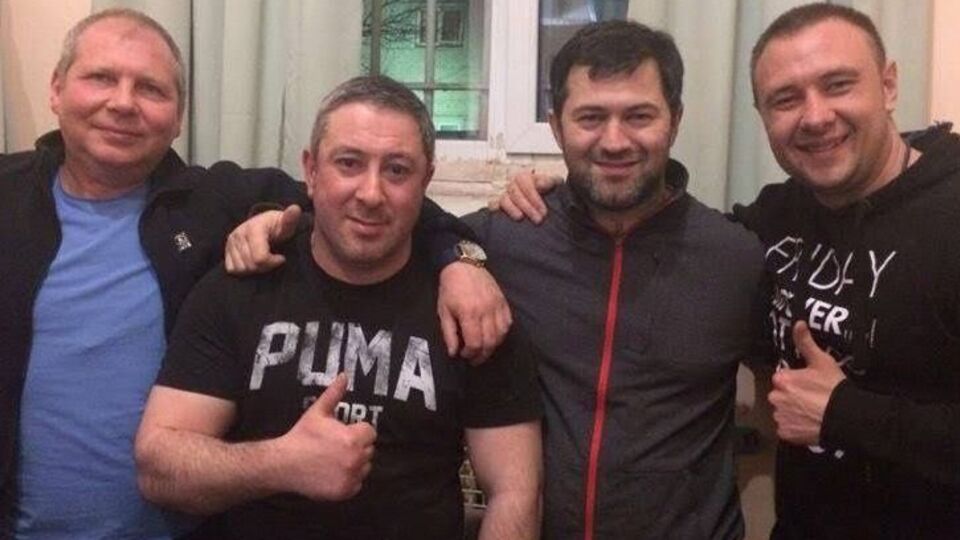 Навесні 2017-го у мережі з'явилося фото Романа Насірова (другий праворуч) у Лук'янівському СІЗО. За інформацією Старенького, на знімку поруч із Насіровим кримінальні авторитети Львівський, Алік Хусанулін і Буба