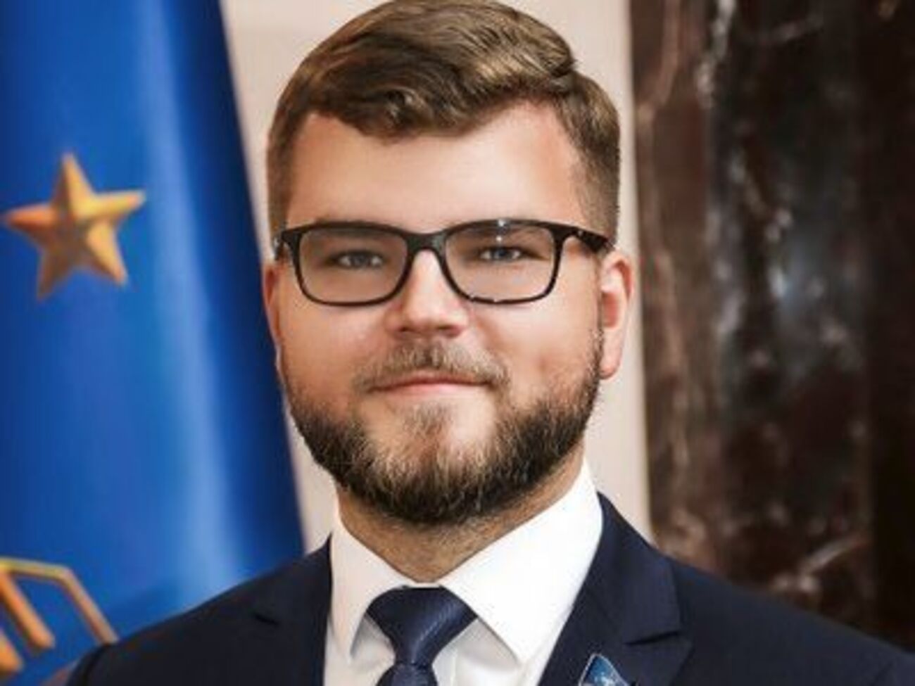 Назначена почерковедческая экспертиза с целью установления лица, поставившего подпись от имени Кравцова