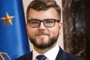 Назначена почерковедческая экспертиза с целью установления лица, поставившего подпись от имени Кравцова