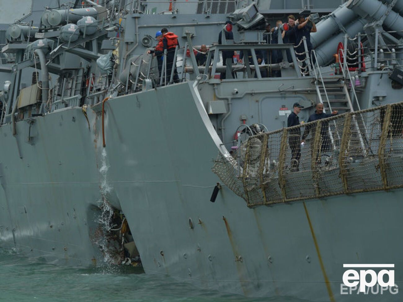 Удар пришелся на корму эсминца