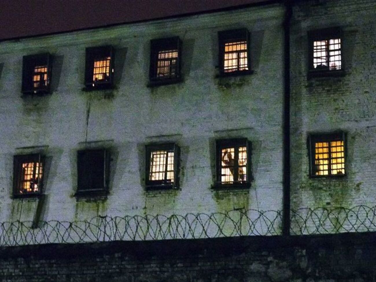 В интервью Старенький подчеркнул: "Если оставить все как есть, Украина превратится в Колумбию, где есть тюрьма с высоким забором, на котором стоят автоматчики и без предупреждения стреляют на поражение в любого, кто посмеет даже подойти к забору"