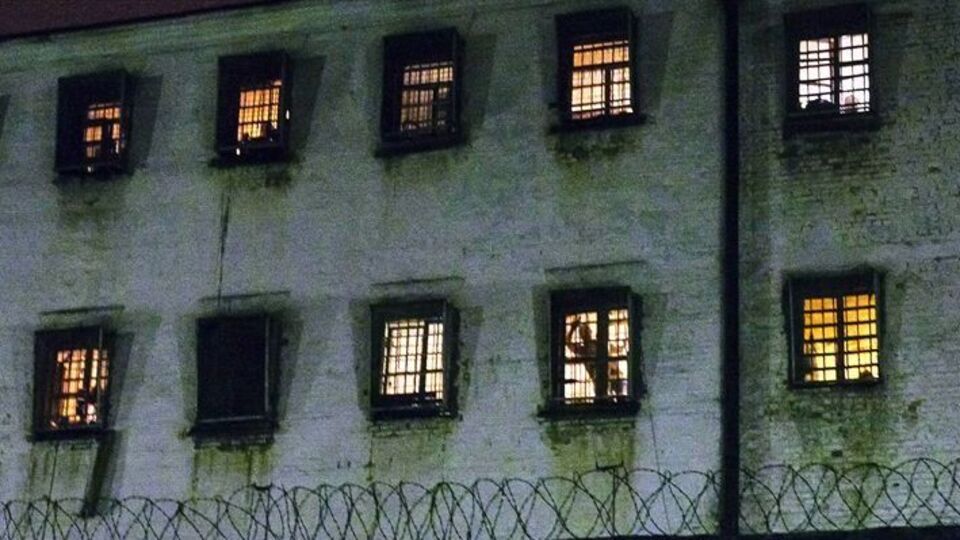 В интервью Старенький подчеркнул: "Если оставить все как есть, Украина превратится в Колумбию, где есть тюрьма с высоким забором, на котором стоят автоматчики и без предупреждения стреляют на поражение в любого, кто посмеет даже подойти к забору"