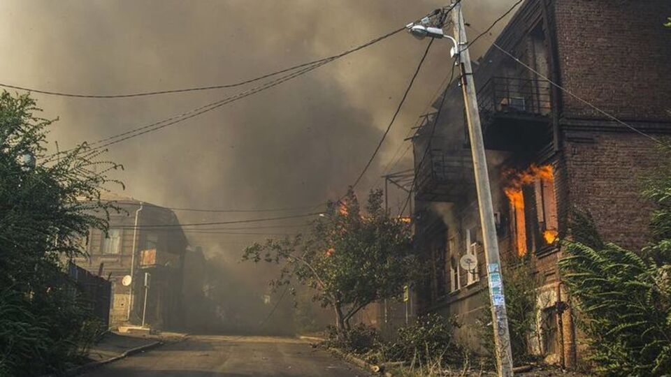 Горить приблизно 30 будинків на площі 10 тис. м²