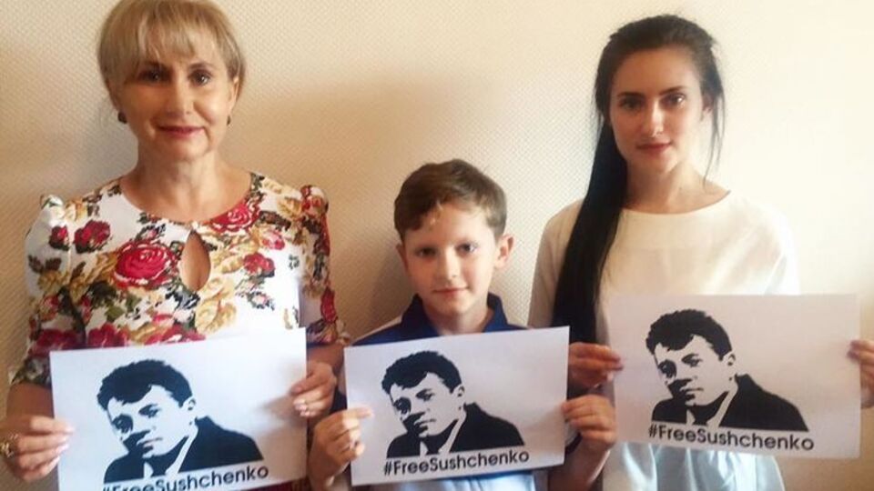 10 августа Фейгин сообщил, что Сущенко разрешили свидание с женой и дочерью, а также дали право на звонок сыну