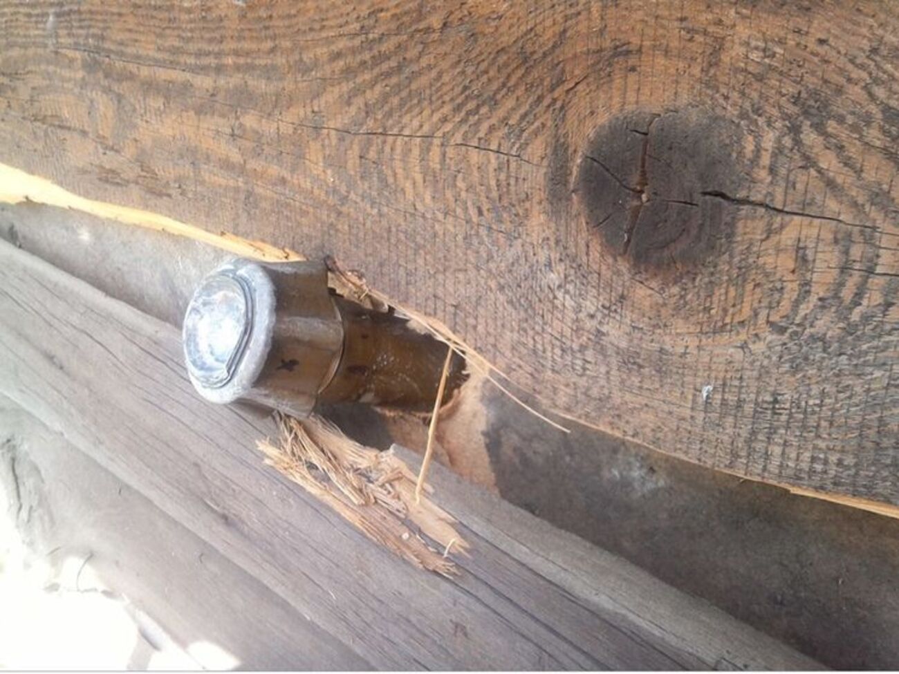 В зданиях осколками посечены стены и повреждены крыши