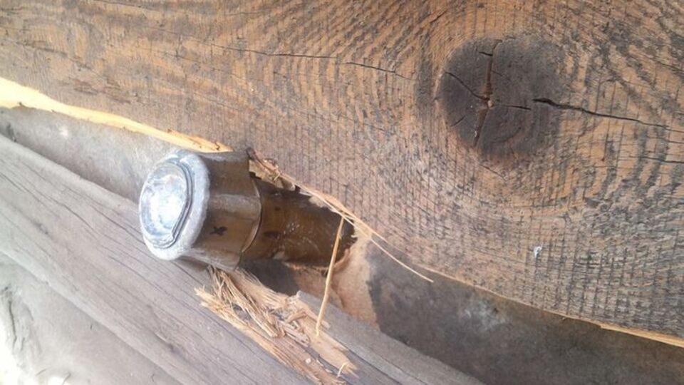 В зданиях осколками посечены стены и повреждены крыши