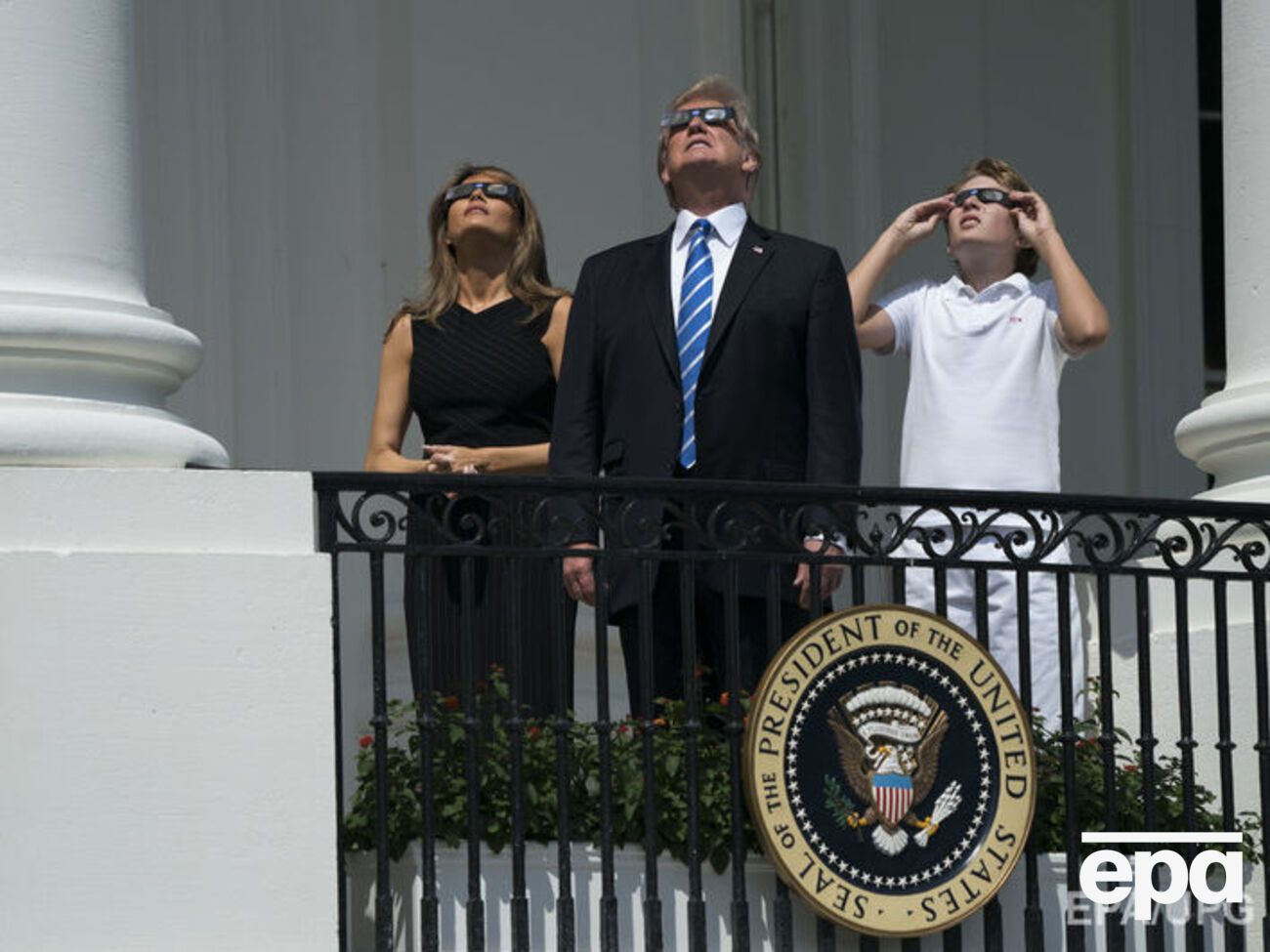 Меланія, Дональд і Беррон Трампи дивляться на небо