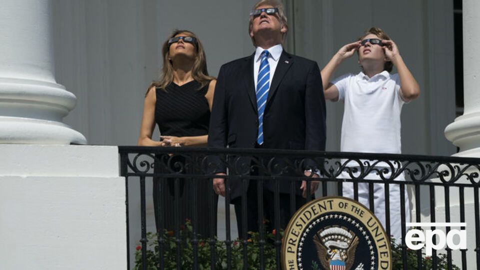 Меланія, Дональд і Беррон Трампи дивляться на небо