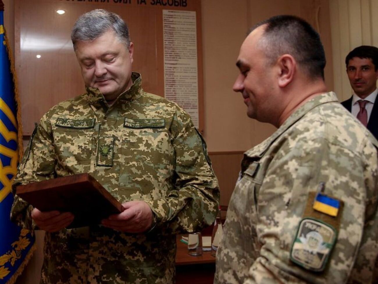 Порошенку подарували гільзи з прізвищами загиблих українських військових, за яких помстилися їхні товариші по службі