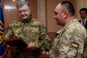 Порошенку подарували гільзи з прізвищами загиблих українських військових, за яких помстилися їхні товариші по службі