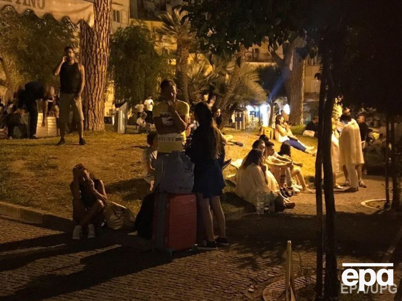 Туристи й місцеві жителі вийшли на вулиці, побоюючись нових поштовхів