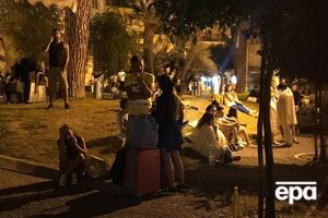 Туристи й місцеві жителі вийшли на вулиці, побоюючись нових поштовхів