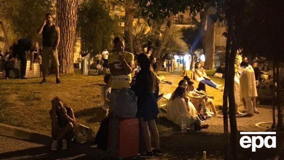 Туристи й місцеві жителі вийшли на вулиці, побоюючись нових поштовхів