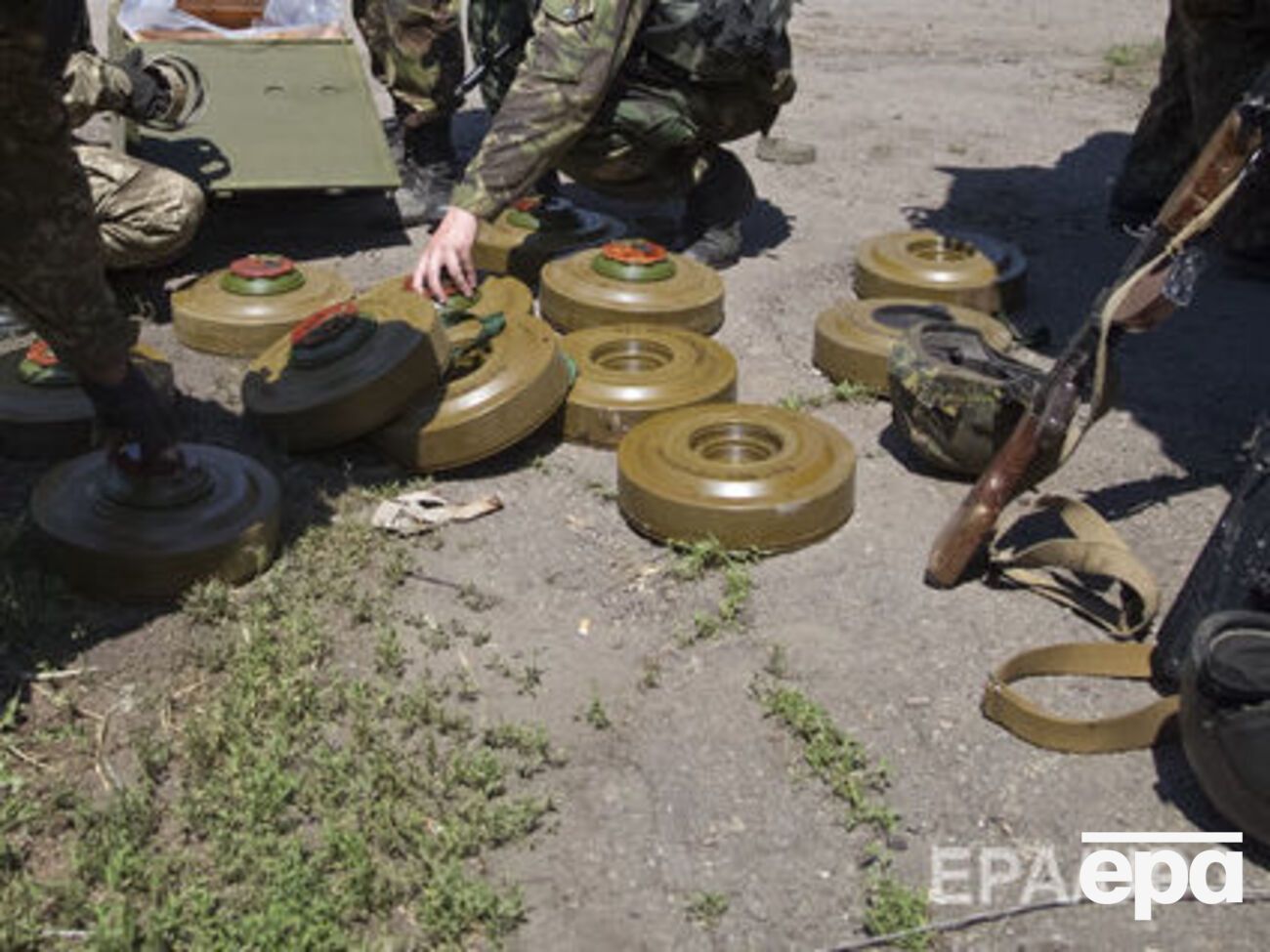 Дві людини підірвалися на мінах