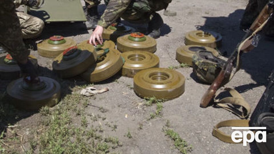 Дві людини підірвалися на мінах