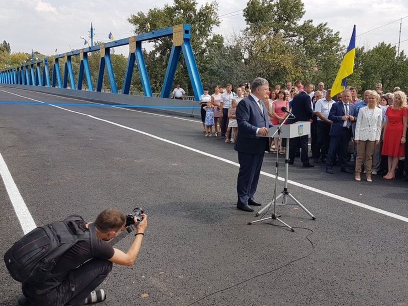 Порошенко:&nbsp;Грузовик пропустить через мост было опасно