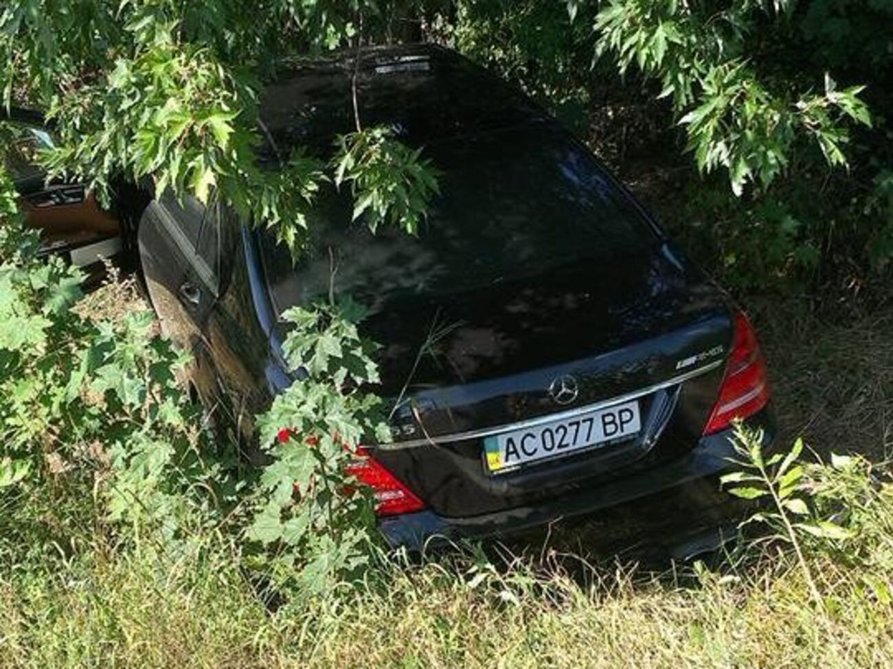 Mercedes після аварії вилетів із траси