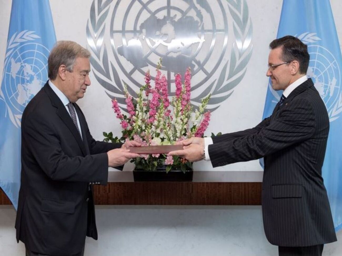 Морару (праворуч) просить Генасамблею розглянути питання про виведення іноземних військових із території Молдови