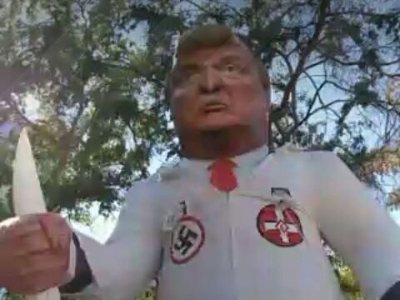 Демонстранты принесли гигантского надувного "Трампа"