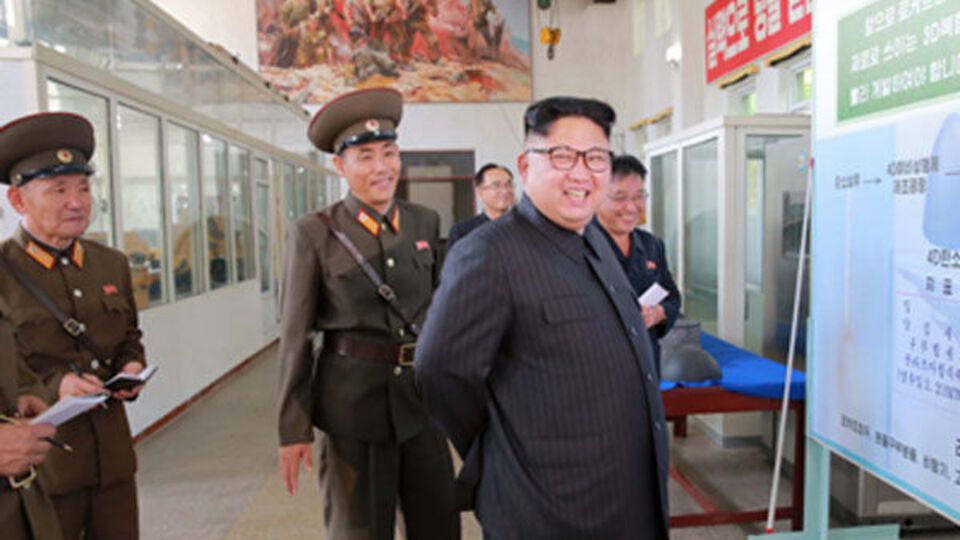 Кім Чен Ин наказав розширити виробництво ракетних двигунів і боєголовок